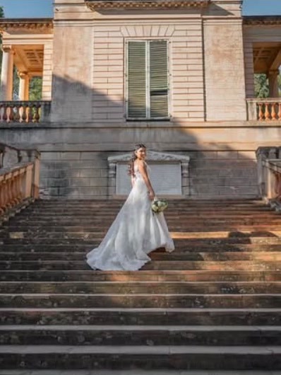 Sposa sulla scalinata di una villa storica al tramonto